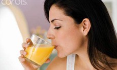 Nước táo và nước cam có thể hạn chế khả năng hấp thụ thuốc 